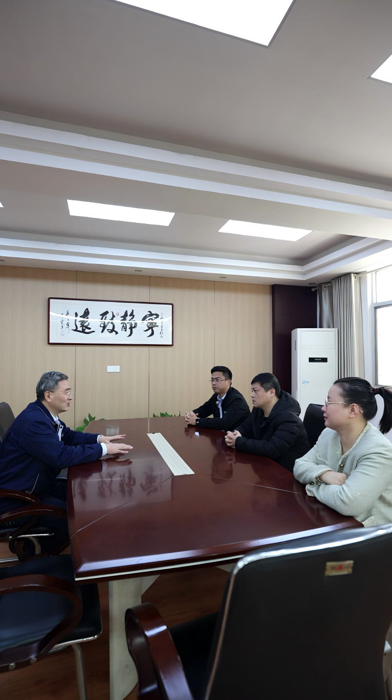 Jiangxi Hongdu Preciosion Machinery mengalu-alukan pemimpin kerajaan bandar untuk melawat dan menyiasat, dan bersama-sama meneroka lembaran baharu pembangunan berkualiti tinggi